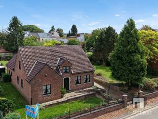 <p><span>Wonen, genieten én denken aan morgen in hartje Diest.</span></p><p><span> </span></p><p><span>In de Kloosterbergstraat verkoopt Immo Diest deze </span><span>karaktervolle woning met 4 slaapkamers</span><span> en </span><span>mooie tuin</span><span>.</span></p><p><span>Uitstekende ligging nabij het centrum. </span></p><p><span>En met mogelijkheid om de naastliggende tuin (= bouwgrond) ook aan te kopen. Deze combinatie kom je maar 1x tegen.</span></p><p><span> </span></p><p><span>De woning (tot voor kort bewoond door de eerste eigenaar) werd begin jaren 80 gebouwd en heeft volgende indeling:</span></p><p><span>GELIJKVLOERS:</span></p><p><span>- mooie verzorgde inkomhal met trap, vide, vestiaire en toilet</span></p><p><span>- woonkamer en salon met inbouwcassette</span></p><p><span>- keuken met voornaamste toestellen</span></p><p><span>- veranda</span></p><p><span>- 2 volwaardige slaapkamers (of bureau/hobbykamer...)</span></p><p><span>- badkamer met ligbad, lavabo en 2de toilet</span></p><p><span>- grote garage met aut. kantelpoort, was- en stookplaats</span></p><p><span> </span></p><p><span>VERDIEPING:</span></p><p><span>- overloop</span></p><p><span>- 2 ruime slaapkamers met parketvloer </span></p><p><span>- zolderruimte met 3de toilet en uitbreidingsmogelijkheden (hobbyruimte, extra slaapkamer...)</span></p><p><span> </span></p><p><span>KELDER</span></p><p><span>- te benutten als koele berging</span></p><p><span> </span></p><p><span>GARAGES:</span></p><p><span>- er is zowel een inpandige garage (met aut. kantelpoort)</span></p><p><span>- en een garagebox</span></p><p><span> </span></p><p><span>TUIN:</span></p><p><span>- prachtige en zonnige tuin, heerlijk genieten in het groen</span></p><p><span>- voorzien van elektrische poort vooraan</span></p><p><span> </span></p><p><span>PS: geen renovatieplicht van toepassing aangezien de woning reeds EPC D heeft.</span></p><p><span> </span></p><p><span>Mogelijkheid om ook de naastgelegen bouwgrond (of extra tuinzone van 8a 36ca) aan te kopen. Indien men het perceel wenst te bebouwen dient men (opnieuw) een verkavelingsvergunning te bekomen. </span></p><p><span> </span></p><p><span>Kom deze unieke kans ontdekken. </span></p><p><span>Bel Immo Diest voor een bezoek: 013 31 25 22.<br />Wij helpen u graag asap verder.</span></p><p><span> </span></p><p><span>De virtuele tour kan u reeds nu al bekijken op de website <span>www.immodiest.be</span></span></p><p><span> </span></p><p><span>Bron bewoonbare oppervlakte: zie EPC</span></p><p><span>Renderbeelden en AI-visualisaties worden u louter ter inspiratie aangeboden.</span></p><p><span> </span></p><p><span> </span></p>