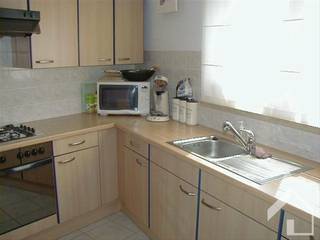 Gezellig en zeer licht hoekappartement op de 1ste verdieping met mooie woonkamer op parket, ingerichte keuken en badkamer, berging en 2...