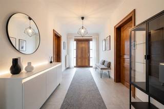 <p><span>Een villa, ideaal voor groot gezin of wie ruimte kan gebruiken voor beroep of hobby<br /></span><span><br />Deze villawoning werd met liefde bewoond en gebouwd met kwalitatieve materialen, een degelijke constructie en een gevel die er na al die jaren nog steeds staat alsof ze gisteren werd afgewerkt.<br /><br />De ruime inkomhal, afgewerkt met een mooie travertinvloer, zet meteen de toon. <br />Links open je de deur naar een grote leefruimte: een gezellige zithoek rond de haard vormt het hart van het huis, met aansluitend plaats voor een lange eettafel. <br />Achterliggend vind je de ruime keuken, met directe toegang tot een zonnig terras. <br />Rechts van de hal zit een apart bureau.<br />Op het gelijkvloers zijn er verder twee grote slaapkamers en een badkamer. <br />Boven wachten nog eens drie ruime slaapkamers, een XL nachthal, een tweede toilet, een zolder en een praktische bergruimte die je makkelijk omtovert tot tweede badkamer.<br />En dan is er nog de volwaardige kelderverdieping onder de volledige woning, met dubbele inpandige garage, wasplaats en meerdere bergruimtes. <br />Ruimte voor je hobby, je materiaal, je zelfstandige activiteit.<br /><br />Buiten geniet je minstens even hard. <br />Op het terras zit je heerlijk in de zon, terwijl de tuin alle ruimte biedt om kinderen te laten ravotten.<br /><br /><br /></span><span>Extra<br /></span><span>/ binnen- en buitenramen<br />/ regenwaterput 3000l<br />/ buitenluiken<br />/ elektriciteit conform<br />/ zonneluifel<br />/ hoger gelegen<br /><br /><br /></span><span>Troeven<br /></span><span>/ heel veel woonruimte<br />/ XL kelder<br />/ kwalitatieve materialen en degelijke constructie<br /><br /><br /></span><span>Ligging<br /></span><span>Hier woon je in een gezellige buurt in een leuk dorp.<br />Verse bloemen haal je bij de buren in de pluktuin, honing bij de imker, en wandelen of fietsen doe je langs het 'Vaardeken'. <br />Kluizen is een hecht dorp met een lagere school en een bruisend verenigingsleven.<br />De bereikbaarheid via R4 is een troef.<br /><br /><br /><br /></span><span>Disclaimer: sommige beelden werden met AI bewerkt.</span></p>