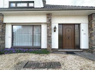 Ontdek deze halfopen bebouwing gelegen in een rustige straat te Sint-Gillis-Waas, met een totale oppervlakte van 217 m².De woning beschikt over een...