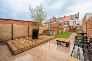 Deze gerenoveerde stadswoning bevindt zich op wandelafstand van het centrum van Brugge met in de nabijheid winkels, scholen, openbaar vervoer, ...<br />De indeling omvat een inkomhal met berging, badkamer met toilet, keuken, woonkamer met zit- en eethoek. Op de eerste verdieping vinden we de nachthal, slaapkamer, apart toilet, badkamer met inloopdouche, ligbad en dubbel badkamermeubel. Op de tweede verdieping vinden we een tweede slaapkamer, een polyvalente ruimte (bureau/logeerkamer) en een badkamer met toilet, douche en wastafel. <br />Hiernaast geniet de woning van een mooie tuin met tuinhuis en terrassen. Door de renovatie en de zonnepanelen geniet de woning van een gunstig EPC-label C (216 kwh/(m<sup>2 </sup>jaar)).<br />Voor meer informatie of een vrijblijvend bezoek, neem contact op met Michiel op het nummer 0473 255 533.