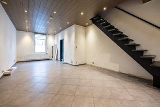 Bent u op zoek naar een woning waar u nog uw eigen stijl kan doorvoeren? Dan stellen wij u dit af te werken woning met twee slaapkamers, koer en tuinhuis voor!<br /><br />Indeling<br />Op het gelijkvloers vindt u een ruime, lichtrijke woonkamer, waar zich ook de trap naar de eerste verdieping situeert. Aan de achterzijde en aansluitend aan de woonkamer bevindt zich de open keuken. Verder komt u op deze verdieping ook de badkamer met inloopdouche en toilet tegen.<br />Via de schuifdeur betreden we de koer (16m²) met een groot tuinhuis (12m²). Ideaal als atelier of hobbyruimte, hier is aansluiting wasmachine en droogkast voorzien.<br />Verder vindt u twee ruime slaapkamers op de eerste verdieping. Deze woning beschikt tevens over een kelder.<br /><br />Ligging<br />Het eigendom geniet van een uiterst centrale ligging: op enkele meters van uw voordeur ligt de Bredabaan. Hier vindt u verschillende winkels, supermarkten, horeca, apotheek, artsen... alsook de tramhalte van trams 2 en 3 en bussen 60, 61, 62 en 601. Zo geniet u van vlotte mobiliteit! <br />Met als kers op de taart situeren het Bouckenborghpark en het Gemeentepark zich op een steenworp van de woning. <br /><br />Pluspunten<br />- Zéér aantrekkelijke prijs<br />- Deels af te werken<br />- Uiterst centrale ligging, doch in een rustige straat<br /><br />Klinkt dit als uw toekomstige thuis? Bel dan snel naar One vastgoed voor een afspraak ter plaatse!