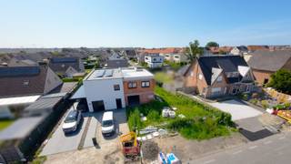 <span><span>Villa Zeebries is een <strong>moderne en uiterst kwalitatieve nieuwbouwwoning</strong> net buiten het centrum van <strong>Lombardsijde</strong> (Middelkerke). Deze ruime halfopen bebouwing is gelegen langs de Nieuwpoortlaan, met een zeer vlotte verbinding naar Middelkerke en Nieuwpoort. Dankzij deze fantastische ligging, <strong>dicht bij de kust</strong>, is Villa Zeebries een echte parel op de vastgoedmarkt. <br />De woning krijgt een <strong>stijlvolle en moderne uitstraling met afwerking in crepi en arduin</strong>. Standaard worden ook <strong>zonnepanelen</strong> voorzien met een totaalvermogen van 3700 Wp en er is een ventilatiesysteem type C+. Verder is het eigendom ook uitgerust met een regenwaterput van 10.000 liter.<br />Dit nieuwbouwproject wordt gerealiseerd door <strong>Demuynck Bouw</strong>. Met meer dan 30 jaar ervaring is deze betrouwbare aannemer een gevestigde waarde op de nieuwbouwmarkt. Demuynck staat garant voor hun persoonlijke aanpak, hoogwaardige kwaliteit en de beste prijs-kwaliteitverhouding.<br /><br /><u><strong>Indeling:</strong></u><br />Het eigendom ligt op een perceel van 367 m<sup>2</sup> en heeft een <strong>bewoonbare oppervlakte van 161,70 m<sup>2</sup></strong>. De woning is toegankelijk langs de zijkant. Via de inkomhal heeft u toegang tot een apart gastentoilet, de woonkamer en een <strong>polyvalente bureauruimte</strong>. De bureaukamer geeft doorgang naar een ruime <strong>inpandige garage met sectionaalpoort</strong>. Op het gelijkvloers zorgt de woonkamer met open keuken voor een uniek open en ruimtelijk gevoel. Dankzij de grote raampartijen geniet u van heel <strong>veel natuurlijke lichtinval</strong>.<br />Op de bovenverdieping tellen we <strong>3 ruime slaapkamers</strong>. Vervolgens vinden we hier ook een apart toilet en badkamer. Momenteel heeft u nog heel wat mogelijkheden voor de afwerking van keuken en badkamer. <strong>Contacteer ons</strong> voor een gedetailleerd lastenboek met budgetten e.d. .<br />Ten slotte beschikt het eigendom buiten over een<strong> tuin </strong>met mogelijkheid tot het plaatsen van een <strong>terras en oprit</strong>.<br /><br /><u><strong>Wat maakt Villa Zeebries uniek?</strong></u></span></span>
<ul>
<li><span><span><strong>Toplocatie</strong>: tussen grote kustgemeentes Middelkerke en Nieuwpoort;</span></span></li>
<li><span><span>dicht bij de haven en zee;</span></span></li>
<li><span><span>ruime halfopen nieuwbouwwoning (161,70 m<sup>2</sup> bew. opp.) met tuin aan de kust: <strong>UNIEK OP DE VASTGOEDMARKT</strong>;</span></span></li>
<li><span><span><strong>stijlvolle & strakke afwerking</strong> in crepi en arduin;</span></span></li>
<li><span><span>3 zeer ruime slaapkamers;</span></span></li>
<li><span><span>gelijkvloerse <strong>polyvalente ruimte</strong>;</span></span></li>
<li><span><span>veel natuurlijke lichtinval;</span></span></li>
<li><span><span><strong>veel parkeergelegenheid</strong> (ruime inpandige garage + oprit);</span></span></li>
<li><span><span>energiezuinige technieken (<strong>zonnepanelen</strong>).</span></span></li>
</ul>
<span><span>Bent u op zoek naar een <strong>halfopen woning aan de kust</strong> met veel ruimte voor u en uw gezin? Grijp deze opportuniteit en contacteer ons op <strong>051 501 151</strong> of via <strong>diksmuide@diksimmo.be</strong> .</span></span>