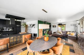 <p>Welkom in deze verzorgde villa waar ruimte, comfort en energiezuinig wonen perfect samenkomen. Gelegen in een doodlopende straat geniet u hier van alle rust, terwijl alle voorzieningen vlot bereikbaar blijven.</p><p></p><p>De woning werd gebouwd in 2005 en bevindt zich op een mooi perceel van 813 m². Dankzij de doordachte indeling geniet u voornamelijk van gelijkvloers wooncomfort. De inkomhal leidt naar een ruime, lichtrijke leefruimte met gezellige haard en grote raampartijen die uitkijken op de tuin. Aansluitend bevindt zich een recente stijlvolle open keuken met kookeiland, kwalitatieve toestellen en veel werk- en opbergruimte.</p><p></p><p>Verder beschikt het gelijkvloers over twee ruime slaapkamers, een praktische wasruimte/berging, een inpandige garage en een ruime badkamer met ligbad en inloopdouche.</p><p></p><p>De bovenverdieping biedt verrassend veel extra mogelijkheden. Deze ruimte is reeds ingedeeld en kan perfect ingericht worden als drie extra slaapkamers, hobbyruimte, bureau of tweede badkamer.</p><p></p><p>Buiten vormt de prachtig aangelegde tuin een echte troef. Verschillende gezellige hoekjes, een ruim terras en de groene omgeving zorgen voor een instant vakantiegevoel in alle privacy.</p><p></p><p>Ook energetisch scoort deze woning uitstekend dankzij EPC-label B, zonnepanelen en een conforme elektrische keuring.</p><p></p><p>Een instapklare thuis waar comfort, rust en ruimte centraal staan.</p>