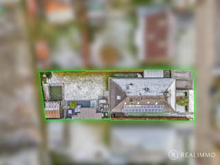 Op zoek naar <strong>net dat tikkeltje meer?</strong> Dan is deze uitzonderlijke villa van maar liefst 260 m² bewoonbare oppervlakte exact wat je zoekt. Gelegen in <strong>een rustige woonwijk</strong> aan de rand van Waregem, combineert deze woning ruimte, <strong>luxe </strong>en een uiterst centrale ligging. Horeca, scholen, openbaar vervoer en het centrum van Waregem bevinden zich allemaal op een boogscheut.<br />Je wordt verwelkomd in een <strong>imposante inkomhal</strong> die meteen de toon zet. Het gelijkvloers beschikt over twee slaapkamers (momenteel ingericht als één ruime master bedroom), een lichtrijke leefruimte met gezellige gashaard en een volledig uitgeruste keuken <strong>tot in de puntjes afgewerkt</strong> met o.a. vaatwas, kookplaat, ingebouwde koffiemachine, frigo, microgolfoven, oven en een praktisch keukeneiland.<br /><br />Verder vind je op het gelijkvloers nog een <strong>derde slaapkamer</strong>, een stijlvolle badkamer met inloopdouche, ligbad en lavabomeubel, een apart gastentoilet én een handige berging/wasplaats.<br /><br />De bovenverdieping is ingericht als <strong>een volwaardige aparte woonentiteit</strong>, compleet met leefruimte, eetplaats, kitchenette, <strong>vierde slaapkamer</strong> en een tweede badkamer. Ideaal voor co-housing, een praktijk aan huis, extra slaapmogelijkheden of een hobbyruimte – <strong>de mogelijkheden zijn eindeloos</strong>.<br /><br />Achteraan geniet je van een prachtig aangelegde tuin met vijver, waar rust en privacy centraal staan. De absolute kers op de taart? Een volledig ingericht <strong>poolhouse </strong>met keuken, sauna en inloopdouche – <strong>pure ontspanning in eigen tuin</strong>.
<ul>
	<li> Inpandige garage + carport</li>
	<li>EPC: Label B</li>
	<li>Verwarming op aardgas</li>
	<li>Zonnepanelen aanwezig</li>
</ul>
<strong>Richtprijs € 575.000 – elk bod wordt voorgelegd aan de eigenaar.</strong><br /><br />Kortom: een woning die comfort, ruimte en luxe moeiteloos combineert. <strong>Klaar om verliefd te worden?</strong><br /><br />Meer info of een bezoek?<br />Contacteer Cedrik via 0472 66 56 64 of cedrik@real-immo.be