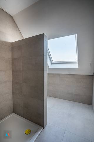 Rustig gelegen, op wandel- en fietsafstand van winkels, gemeenteschool, openbaar vervoer<br />De woning wordt voor het eerst verhuurd. De laatste afwerkingen worden uitgevoerd.<br /><br /><span><strong>Indeling:</strong></span><br /><span>Gelijkvloers</span>: inkomhal, wc, grote open leefruimte met ingerichte keuken en groot schuifraam naar terras en tuin, bureau/speelkamer, inpandige garage;<br /><span>Eerste verdieping</span>: nachthal, 2 slaapkamers, badkamer met ligbad&amp;douche, wc , wasplaats; <br /><span>Tweede verdieping</span>: nachthal, 2 slaapkamers, doucheruimte, technische ruimte;<br />De woning is volledig onderkelderd, voorzien van terras en tuin.<br /><br />EPC in aanvraag. Beschikbaar vanaf 1 januari 2026.