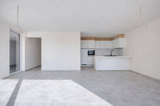 2 Nieuwbouwappartementen in residentie "Jacqueline", een kleinschalige residentie met 8 eenheden. Deze ligt op een toplocatie met uitvalbasis naar alle voorzieningen, winkels en aansluiting naar hoofdwegen. De 2 gelijkvloerse appartementen zijn kwalitatief ingericht en beschikken over zonnepanelen en een warmtepomp. Ze omvatten elk 1 slaapkamer, een ruime lichtrijke leefruimte, een geïnstalleerde keuken, badkamer met wastafel en douche, een berging en een afzonderlijk toilet. <br />Buiten beschikken de appartementen over een zuidgericht terras en achteraan bevindt zich nog een staanplaats (aansluiting laadpaal is reeds aanwezig) en praktische opslagruimte. Mogelijkheid om aan te kopen onder 6% BTW op de totaliteit.<br />Rolstoeltoegankelijk en appartement 2.0 beschikt over een 2de toegangsdeur.<br /><br />Voor info of bezichtiging: 054 23 53 83 of info@localsvastgoed.be
