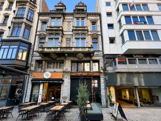 Situé Rue du Pont d’Avroy 55, ce duplex d’environ 85 m² offre une configuration confortable et fonctionnelle en plein cœur de Liège.
Il se compose d’un agréable séjour avec cuisine ouverte entièrement équipée, de deux chambres disposant chacune de leur propre salle de douche privative, ainsi que d’une toilette indépendante.
Un balcon vient compléter le bien et apporte un espace extérieur en centre-ville.
Sa localisation permet de profiter immédiatement des commerces, restaurants, transports en commun et de l’ensemble des commodités du centre de Liège.
Provisions de charges : 100 €/mois pour les charges communes.
Un bien idéal pour celles et ceux qui recherchent une habitation pratique, confortable et parfaitement située.
Vous souhaitez organiser une visite ou obtenir davantage d’informations ? Contactez-nous au 04/97.20.39.09 ou sur nicolas.tricoli@weinvest.be.