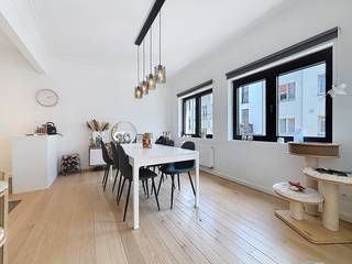 <p>Volledig <strong>gerenoveerd hoekgebouw</strong> gelegen op toplocatie tussen de Kloossterstraat en de Nationalestraat. Vlakbij het gezellige St. Andriesplein, winkels en openbaar vervoer. <br />De renovatie gebeurde met aandacht voor kwalitatieve materialen, zo werden vol eiken parketvloeren, keramische tegels, aluminium ramen en nieuwe energiezuinige CV-ketels voorzien. Tussen de verdiepingsvloeren werd extra isolatie geplaatst om contactgeluid met de buren de minimaliseren. <br /><br /><strong>Indeling:</strong> Inkom; aparte wc; bergplaats; woonkamer op parket; open keuken met keukeneiland; 2 slaapkamers op parket; badkamer met inloopdouche, balkonterras. Ruime kelderberging inbegrepen.<br /><br /><strong>Bijzonderheden:</strong></p>
<ul>
<li>Cv op gas. Individuele meters voor gas, water en elektriciteit.</li>
<li>Alg. kosten: € 55,-.</li>
<li>EPC: 195 kWh/m2. </li>
<li>Beschikbaar op 1 oktober 2026. </li>
</ul>
<p>Ben je een echte stadsmus? Dan is deze locatie zeker iets voor jou!</p>