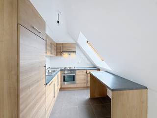 <p>Dit appartement met één slaapkamer van ±74 m², gelegen op de 2e verdieping, is ideaal gelegen in het hart van Waterloo, in een levendige wijk op een steenworp afstand van winkels, openbaar vervoer en restaurants. Het zal u bekoren met zijn royale afmetingen en uitzonderlijke lichtinval. Bij binnenkomst ontdekt u een prachtige woonruimte van ±50 m² met schuin dak, voorzien van een volledig uitgeruste keuken, die een mooie leefruimte biedt. Het slaapgedeelte bestaat uit een hal die toegang geeft tot een grote slaapkamer van ±25 m² en een badkamer. Raming van de kosten: 150 €/maand (gemeenschappelijk). Extra voorzieningen: thermostaat en videofoon. Gemeenschappelijke parkeerplaats (binnen en buiten) vrij. EPC: B. Afmetingen ter indicatie.<br /><br /></p>
<p><u>Op de 2e verdieping onder het schuine dak - A2.1<br /><br /></u></p>
<p>- Inkomhall - toilet</p>
<p>- Woonkamer met schuin dak van ±50 m²</p>
<p>- Volledig uitgeruste keuken</p>
<p>- Slaapgedeelte</p>
<p>- 1 grote slaapkamer van ±25 m²</p>
<p>- Badkamer</p>
<p></p>
<p>Raming van de kosten: 150 €/maand (gemeenschappelijk)</p>
<p>Individuele gasketel</p>
<p>Gemeenschappelijke parkeerplaats (binnen en buiten)</p>