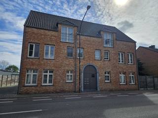 Dit aangename duplex appartement bevindt zich op de tweede verdieping van een modern gebouw met lift, in het centrum van Vlimmeren. De...