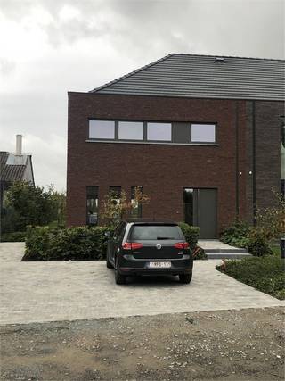 TE KOOP in OOSTEEKLO Bosstraat 5<br /><br />Mooi gelegen perceel bouwgrond voor het bouwen van halfopen bebouwing.<br /><br />Lot 1 : Opp. : +/- 439 m² Prijs grond : € 129.500<br /><br />FORMULE WATER- EN WINDDICHT:<br />- Ruwbouwwerken<br />- Timmerwerken<br />- PVC ramen met beglazing kw 1.0<br />- Dak- &amp; zinkwerken<br />_________________<br />= € 250.820 excl. btw<br /><br />OPTIE AFWERKING:<br />- Elektriciteit en ventilatie<br />- Chape -en vloerisolatie<br />- Pleisterwerken<br />- Sanitaire werken ( HW toestellen = € 4.000 excl. btw )<br />- Warmtepomp lucht/water ( Viessmann )<br />- Bevloering ( HW vloer : 35€/m² HW plinten : 12.50€/lm HW wandtegels : 25€/m² )<br />- Keukeninstallatie ( HW = € 8.000 excl. btw)<br />- Binnen schrijnwerk<br />- Voegwerken<br />- Blowerdoortest<br />- Zonnepanelen 8st. ( 435 Wp )<br />_________________<br />= € 112.687 excl.btw<br /><br />WIJ BOUWEN OOK A LA CARTE<br />Opties zijn mogelijk tot net voor " Normale Bewoonbaarheid" (volgens aannemingsovereenkomst)<br />Informeer naar onze interessante HUISRUIL-FORMULE<br /><br />zie ook : WWW.SPEYBROECK.BE<br />Bel 0473 300 700 of GRATIS 0800 15 700