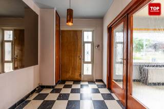 Deze te renoveren woning uit 1961 biedt heel wat potentieel en is gelegen op een perceel van 527 m². <br /><br />Dankzij de rustige ligging, de garage en de aangename tuin vormt deze eigendom een uitstekende opportuniteit voor wie een woning volledig naar eigen smaak wil renoveren.<br /><br />Bij het betreden van de woning komt u terecht in een ruime inkomhal, die toegang biedt tot de woonkamer, de keuken en de bovenverdieping.<br /><br />Aansluitend aan de woonkamer bevindt zich een veranda met toegang tot een praktische berging en de tuin. <br /><br />Op de eerste verdieping bevinden zich drie slaapkamers en een reeds gerenoveerde badkamer. <br /><br />Daarnaast beschikt de woning over een kelder en een ruime zolderverdieping, die wat uitbreidingsmogelijkheden biedt.<br /><br />Ook de zonnige tuin vormt een absolute meerwaarde en zorgt voor een groene, rustige omgeving waar het aangenaam vertoeven is.<br /><br />De woning geniet bovendien van een gunstige ligging dichtbij het centrum van Lovendegem, waar u onder meer supermarkten, scholen en openbaar vervoer terugvindt, de dichtstbijzijnde bushalte bevindt zich op slechts 170 meter van de woning. <br /><br />Dankzij de vlotte verbinding via de N9 en de R4 bereikt u Gent en Eeklo in een mum van tijd.<br /><br />Beschikbaar bij akte.<br /><br />Contacteer Top Vastgoed voor een bezoek via 0475 700 700