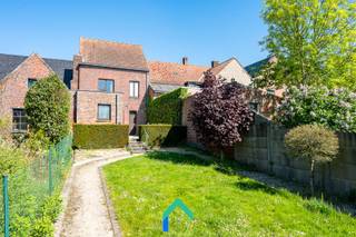 Algemeen<br />Welkom in deze verzorgde woning gelegen in de Lichterveldsestraat in Koolskamp. De woning ligt op een vijftal minuten van de oprit van de E403 te Lichtervelde van waaruit je makkelijk richting de kust of het binnenland kan.<br /><br />Indeling<br />Vanuit de inkomhal komen we in de ruime leefruimte, die voorzien is van een elektrische kachel. Hier is plaats voor zowel een comfortabele zithoek als een eethoek. Door ramen langs beide kanten geniet je hier van veel natuurlijk licht. Aansluitend bevindt zich de keuken, uitgerust met een dubbele spoelbak, elektrische kookplaat en oven. Vanuit de keuken is er bovendien toegang tot de praktische wasruimte en daarachter ligt de badkamer die is uitegerust met een toilet, douche en lavabo.<br />Op de eerste verdieping vinden we drie ruime slaapkamers die afgewerkt zijn met een laminaatvloer. Daarnaast beschikt de woning over een kelder van 21 m², ideaal als extra bergruimte. Er is bovendien ook een zolder van 41 m² met vaste trap die potentieel biedt om nog extra kamers te maken. De zuidoostgerichte tuin beschikt over een aangelegd terras waar het heerlijk vertoeven is op zonnige dagen. De tuin is zowel toegankelijk vanuit de inkomhal als vanuit de wasruimte, wat extra praktisch is. Achteraan vinden we een tuinhuis en een garagebox. De garagebox is te bereiken via een achteruitweg in de Walstraat.<br /><br />Varia<br />Achter de woning ligt ook een loods van ca. 160 m2. Deze kan optioneel meegekocht worden.<br /><br />Troeven<br />* Achteruitweg met garagebox<br />* Zolder met potentieel tot extra kamers<br />* Zuidoostgerichte tuin met terras<br />* Mogelijkheid aankoop achterliggende loods<br /><br />Wens je deze woning zelf te ontdekken? Neem contact op met Mathieu en plan jouw bezoek in!<br /><br />T: 0479 63 53 01<br />M: mathieu@gentill.be