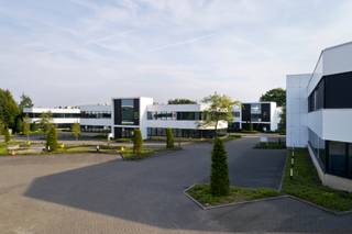 Ontdek deze gerenoveerde polyvalente ruimte in een strategisch gelegen industriegebied. Ruimte van +/- 1200 m² verdeeld als: 717 m² kantoor en 495 m² atelierruimte. <br />Beschikbaar vanaf 01/04/2025. Het pand maakt deel uit van een complex met zes afzonderlijke gebouwen, allemaal op aparte percelen en volledig gerenoveerd in +/- 2020 (incl. gevel en ramen).<br /><br />✅ Uitstekende bereikbaarheid – op wandelafstand van station Groot-Bijgaarden en direct naast de RO<br />✅ Moderne uitstraling – recente renovaties zorgen voor een instapklaar en professioneel karakter<br /><br />Deze ruimte is ideaal voor bedrijven die op zoek zijn naar een flexibele en goed bereikbare locatie.<br /><br />Interesse? Contacteer ons vandaag nog voor meer informatie of een bezichtiging!
