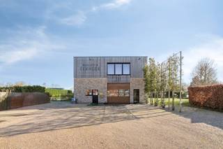 Een eigendom met mogelijkheden, rustig gelegen in het groene Laarne. Deze site combineert een bedrijfsgebouw, momenteel ingericht...