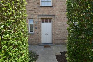 Zeer charmante hoekwoning op toplocatie op de grens van Knokke en Duinbergen, met zonnige tuin en garage!Op een unieke ligging tussen het bruisende...