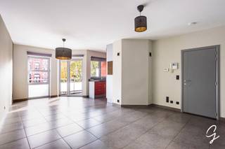 Aangenaam appartement te koop in Geraardsbergen met veel lichtinval.<br /><br />Het appartement heeft een living, aanbouwkeuken, apart toilet, badkamer met lavabo en bad (met douchescherm), wasmachine kan in de badkamer gezet worden. Verder zijn er 2 ruime slaapkamers, waarvan 1 met een terras en ingebouwde kast. <br />Lift beschikbaar.<br /><br />Vooraan is ook een aangenaam terras met mooi en weids zicht.<br /><br />Vloerverwarming op elektriciteit.<br />Elektriciteit is conform.<br />EPC D (geen renovatieverplichting)<br /><br />Berging in kelder is inbegrepen in de prijs.<br /><br />Er is ook een overdekte staanplaats bij het appartement te koop: €15.000<br /><br />Beschikbaar bij akte.<br /><br />Interesse? Bel Isabelle: 0498/10.69.56 of mail: Isabelle@cornelis-goeman.be