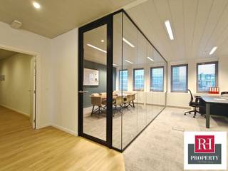 In het hart van de wijk LOUISE, in een onlangs gerenoveerd luxe gebouw, presenteren we dit prachtige privékantoor in een prachtige co-working...