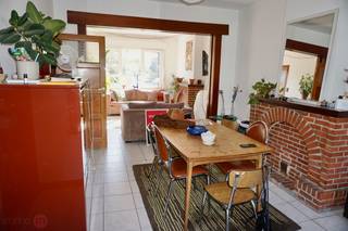 <p>Gelegen aan de rustige Herfstlaan in Kessel-Lo, biedt deze leuke rijwoning een prachtige leefomgeving met veel ruimte en mogelijkheden.<br />Met in totaal 4 slaapkamers kamers, 1 badkamer, een extra bureel ruimte en een uitnodigende woonkamer en een leuke tuin, is deze woning ideaal voor gezinnen die op zoek zijn naar comfort en functionaliteit. In de goed uitgeruste keuken is er voldoende ruimte.</p>
<p>Daarnaast beschikt deze woning over praktische voorzieningen zoals een garage en een kelder, die extra opslagruimte bieden.<br />De woning heeft een strategische ligging en de mogelijkheid tot veelzijdig gebruik. Met een energieprestatiecertificaat van 210 (label C) is er ook aandacht voor duurzaamheid, wat bijdraagt aan een comfortabele en verantwoorde levensstijl in deze aantrekkelijk ontworpen woning.</p>