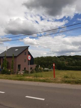 bouwgrond
Loonbeek ( Huldenberg ) :Te Koop : 2 bouwgronden
Gelegen in Loonbeek ( Huldenberg )
Gelegen aan N 253 ( Sint_Jansbergsteenweg ) ( = gewestweg tussen Leuven en Overijse ) op +- 440m van de kerk van Loonbeek ;
Tussen huisnummersrs 52 en 58 ;
De 2 bouwgronden zijn gelegen in “landelijke woonzone “ ( eerste 50 m , rest +- 80 m in agrarisch gebied )
1-ste perceel
( toekomstig huisnr 54 ), gekadastreerd onder 9/ F / 4 , oppervlakte +- 18 a 70, breedte aan straatkant +- 14m 30 , lengte +- 134 m , volgens stedenbouwkundig attest de dato 2026-08
SA-5-2026-LB-Yvo De Baetselier.pdf ( afgeleverd door gemeente Huldenberg ) kan een driegevelwoning ( halfopen met nr 52 ) ) gebouwd worden met een breedte van +- 9 m met 5 m afstand tot perceelsgrens met nr56 ; voorgevel +- in lijn met voorgevel bestaande woning nr 58 ;
Toegelaten bebouwing : breedte +- 9 m , diepte 15 m gelijkvloers , 12 m eerste verdieping ( of 2x 13 m ) , kelder mogelijk+ bijgebouwen ( tuinhuis en dergelijke ) ;
Water , elektriciteit , gas beschikbaar aan straatkant;
Riolering : de N 253 heeft heden geen riolering maar riolering is wel voorzien bij de geplande herinrichting ; in afwachting van de herinrichting van de N 253 ( door AWV , datum onbekend ) dient het afvalwater behandeld via “ septische put en sterfput “ ;
Op de perceelsgrens gelegen ( op enkele cms nauwkeurig ) tussen nr 54 en nr 58 bevindt zich een ondergrondse gasleiding van Ineos op +- 1m10 diepte ;
Bebouwing dient op 5 m afstand van deze leiding te blijven ;
Achterkant perceel => zuid-west , afhellend en grenzend aan natuurgebied ( zie Agentschap Natuur & Bos ) ( perceel is nu weide / grasland = niet verhuurd )
Voorkant perceel grenst aan N 253 ; overkant is agrarisch gebied ;
Voor meer gedetailleerde info : zie stedenbouwkundig attest met bijlagen ; opmetingsplan = beschikbaar ;
VRAAGPRIJS : 229 000 euro ;
2-de perceel
( toekomstig huisnr 56 ), gekadastreerd onder 9/ K / 5 , oppervlakte +- 20 a 10, breedte aan straatkant +-