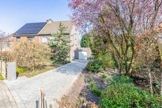 Aan de rand van Sint-Niklaas, in een bijzonder <strong>populaire en kindvriendelijke woonwijk</strong>, bevindt zich deze verzorgde halfopen bebouwing uit 1987. De woning combineert een rustige ligging met een vlotte bereikbaarheid en vormt de <strong>ideale thuisbasis voor gezinnen</strong>.<br /><br />Bij aankomst valt meteen de fraai aangelegde oprit op, die samen met de inpandige garage zorgt voor <strong>voldoende parkeergelegenheid</strong>. De woning wordt omringd door een <strong>zeer mooie, volgroeide en groene tuin</strong> waar u in alle privacy kan genieten van rust en natuur.<br /><br />Binnenin beschikt de woning over een aangename leefruimte en eetruimte met <strong>veel lichtinval</strong>: perfect voor gezellige familiemomenten aan de haard. De keuken sluit hier mooi op aan en biedt alle nodige comfort.<br /><br />Op de eerste verdieping leidt de nachthal naar twee slaapkamers en een eerste badkamer. Deze is voorzien van een bad, toilet en lavabomeubel. Verderop bevindt zich de master bedroom die bovendien geniet van het extra comfort van een ensuite-badkamer. <br /><br />Verder is er nog een praktische zolderruimte, bereikbaar via een valluik, ideaal als extra bergruimte.<br /><br />Kortom, deze woning biedt een uitstekende <strong>combinatie van ruimte, comfort en een topligging in een groene en gezinsvriendelijke omgeving</strong>. Zeker een bezoek waard. Bel 0476 21 35 46 of mail naar laurens@claves.be.