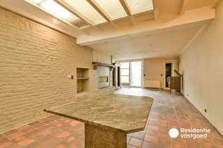 Welkom in het hart van Lichtervelde, waar u deze ruime woning terugvindt op een centrale ligging in de Hoogstraat 3. Dankzij de ligging in het centrum bevinden winkels, scholen, openbaar vervoer en andere voorzieningen zich op wandelafstand. Er is geen renovatieplicht wegens dat deze eigendom opgenomen is op de inventaris onroerend erfgoed.<br /><br />Bij het binnenkomen wordt u verwelkomd in een inkomhal, die momenteel is ingericht als receptie- en ontvangstruimte. Aansluitend bevindt zich de ingerichte keuken, die overloopt in de lichtrijke leefruimte. Verder beschikt het gelijkvloers over een toilet en een wasplaats.<br /><br />Op de eerste verdieping bevinden zich drie slaapkamers en een badkamer. Via een vaste trap bereikt u de tweede verdieping, waar een vierde slaapkamer en een ruime zolder heel wat bijkomende mogelijkheden bieden. Ook aan bergruimte geen gebrek dankzij de kelder van maar liefst 28 m².<br /><br />Buiten geniet u van een fraai aangelegde en onderhoudsvriendelijke tuin met een visvijvertje. Een belangrijke extra troef zijn de twee garages achteraan het perceel, die rechtstreeks toegankelijk zijn via de Boomgaardstraat.<br /><br />Warm geworden van deze ruime woning op een centrale ligging? Contacteer ons vandaag nog voor meer informatie of een bezoek ter plaatse!<br /><br />De vermelde prijs is een richtprijs; elk bod wordt voorgelegd aan de eigenaar, die het recht heeft dit te aanvaarden of te weigeren.<br /><br />Neem voorsprong met een vrijblijvende schatting via:<br />www.residentievastgoed.be/gratisonlineschatten