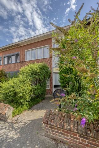 Deze gezinswoning ligt in een rustige woonwijk vlak bij het centrum, invalswegen, scholen en openbaar vervoer. Indeling : inkomhal met toilet, woonkamer, aparte keuken, kelder, veranda met toegang tot het terras en de tuin met tuinberging. Op de eerste verdieping bevinden zich 3 slaapkamers en een te renoveren badkamer. Via een vaste trap ga je naar de zolderruimte die kan omgevormd worden naar een 4 de slaapkamer.
Bijzonderheden :
-ketel en boiler reeds vernieuwd
-asbestveilig
-geen renovatieplicht, EPC : C