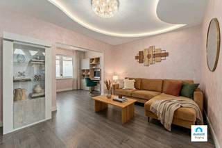 Charmante tussenwoning met 3 slaapkamers, veranda en gezellige tuin<br /><br />In deze aangename woning waar gezellig wonen en een praktische ligging mooi samenkomen. Deze tussenwoning beschikt over 3 slaapkamers, een extra veranda/uitbouw en een fijne tuin met terras.<br />Binnenkomend kom je in de leefruimte, waar voldoende plaats is voor een gezellige zithoek en eethoek. De aansluitende keuken vormt het hart van de woning en zorgt voor een praktische verbinding tussen wonen en koken. Achteraan biedt de veranda/uitbouw nog een extra ruimte die perfect kan dienen als leeshoek, speelruimte of tweede leefplek, met zicht en toegang tot de tuin.<br />Ook buiten heeft deze woning heel wat te bieden. Het terras en de tuin vormen een aangename plek om op zonnige dagen te genieten, te ontspannen of gezellig samen te zijn.<br />En dan is er de ligging. Je woont hier in een praktische en levendige woonomgeving van Roeselare, met dagelijkse voorzieningen dichtbij. Zo bevindt een supermarkt zich op wandelafstand en zijn er in de omliggende straten diverse handelszaken, diensten en horecazaken. Ook openbaar vervoer is vlot bereikbaar.<br /><br /><strong>Troeven:</strong>
<ul>
	<li>3 slaapkamers</li>
	<li>Ruime leefruimte met aansluitende keuken</li>
	<li>Extra veranda/uitbouw</li>
	<li>Gezellig terras en tuin</li>
	<li>Praktische gezinswoning</li>
	<li>Een woning met potentieel, gezelligheid én een leuke buitenruimte in Roeselare.</li>
</ul>
Bent u op zoek naar een woning met ruimte, mogelijkheden en een uitstekende ligging? Dan is dit een unieke kans die u niet mag missen.<br />Contacteer ons vandaag nog voor meer informatie of een bezoek op het nummer 051 62 40 40. Wij begeleiden u graag met de glimlach naar uw nieuwe thuis!