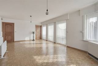 <p>Dit lichtrijke appartement ligt op slechts 1 minuut wandelen van het centrum van Aalter, maar geniet tegelijk van een rustige ligging.</p><p>Gelegen op de tweede verdieping omvat het appartement een ruime en lichtrijke woonkamer met eetplaats, een geïnstalleerde keuken met gezellige ontbijthoek en aansluitend balkon, 2 volwaardige slaapkamers, een badkamer met nieuwe douche (nog te plaatsen), apart toileten een praktische berging.</p><p>Daarnaast beschikt u over een ondergrondse garage met elektrische poort, aan te kopen voor €25.000, evenals een private kelderberging. <br />Bovendien bestaat de mogelijkheid om een tweede autostaanplaats bij aan te kopen voor €20.000.</p><p>Dankzij de zuidwestoriëntatie geniet u van veel licht en een aangename woonomgeving.</p><p>Ideaal als eigen woonst of als interessante investering.</p><p><strong>Troeven:</strong><br />•    Op wandelafstand van het centrum<br />•    Rustige ligging<br />•    2 slaapkamers<br />•    Balkon<br />•    Mogelijk tot aankopen van garage en autostaanplaats<br />•    Private kelderberging<br />•    Zuidwestoriëntatie<br />•    Interessant als investering</p><p><strong>PRAKTISCHE INFO:</strong></p><p>•    EPC label C | 245 kWh/m² jaar<br />•    Stedenbouwkundige inlichtingen: Vg | Wg - Ag | Gmo | Gvkr | Gvv<br />•    De bovenvermelde bewoonbare oppervlakte betreft de bruto oppervlakte zoals vermeld in het EPC-attest.</p><p>Extra info of een bezoek? Bel Simon op 0499 99 49 17 of simon@heritagevastgoed.be<br /> </p>