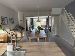 ONDER OPTIE<br /><br />Volledig gerenoveerde, instapklare woning met 3 slaapkamers en tuin in Deurne-Zuid (grens Borsbeek)<br /><br />Bent u op zoek naar een ruime en perfect afgewerkte woning op een toplocatie? Deze volledig gerenoveerde en instapklare woning in Deurne-Zuid, op de grens met Borsbeek, combineert comfort, licht en energiezuinigheid met een uitstekende bereikbaarheid.<br /><br />Bij het betreden van de woning komt u in de inkomhal met stijlvolle natuurstenen vloer. De ruime en lichtrijke woonkamer op eiken parket straalt warmte en gezelligheid uit dankzij de grote raampartijen en overvloedige lichtinval.<br /><br />De open keuken, slechts 2 jaar oud, is eveneens afgewerkt met een natuurstenen vloer en volledig geïnstalleerd. U beschikt over een ingemaakte koelkast, diepvries en vaatwasser, een keramische kookplaat met dampkap, oven en microgolfoven. Alles is aanwezig voor optimaal kookcomfort. Verder bevindt zich op het gelijkvloers een apart gastentoilet.<br /><br />Op de eerste verdieping vindt u drie volwaardige slaapkamers, afgewerkt met laminaatvloer. De zeer ruime badkamer is uitgerust met twee lavabo’s, een ligbad, een aparte douche en een tweede toilet – ideaal voor gezinnen.<br /><br />De woning beschikt bovendien over een ruime kelder van maar liefst 40 m² met aansluitingen voor wasmachine en droogkast, wat extra bergruimte en praktisch comfort biedt.<br /><br />Buiten geniet u van een gezellige tuin met een pas aangelegd terras van 20 m² – de perfecte plek om te ontspannen of gasten te ontvangen.<br /><br />Extra troeven:<br /><br />Overal dubbele beglazing<br /><br />Zonnepanelen<br /><br />Energiezuinige condensatieketel<br /><br />Gunstige en centrale ligging nabij scholen, winkels, openbaar vervoer en parken<br /><br />Kortom, een ruime en energiezuinige gezinswoning op een uitstekende locatie, volledig instapklaar en met alle hedendaags comfort.<br /><br />Interesse? Contacteer ons snel voor een bezichtiging!<br />