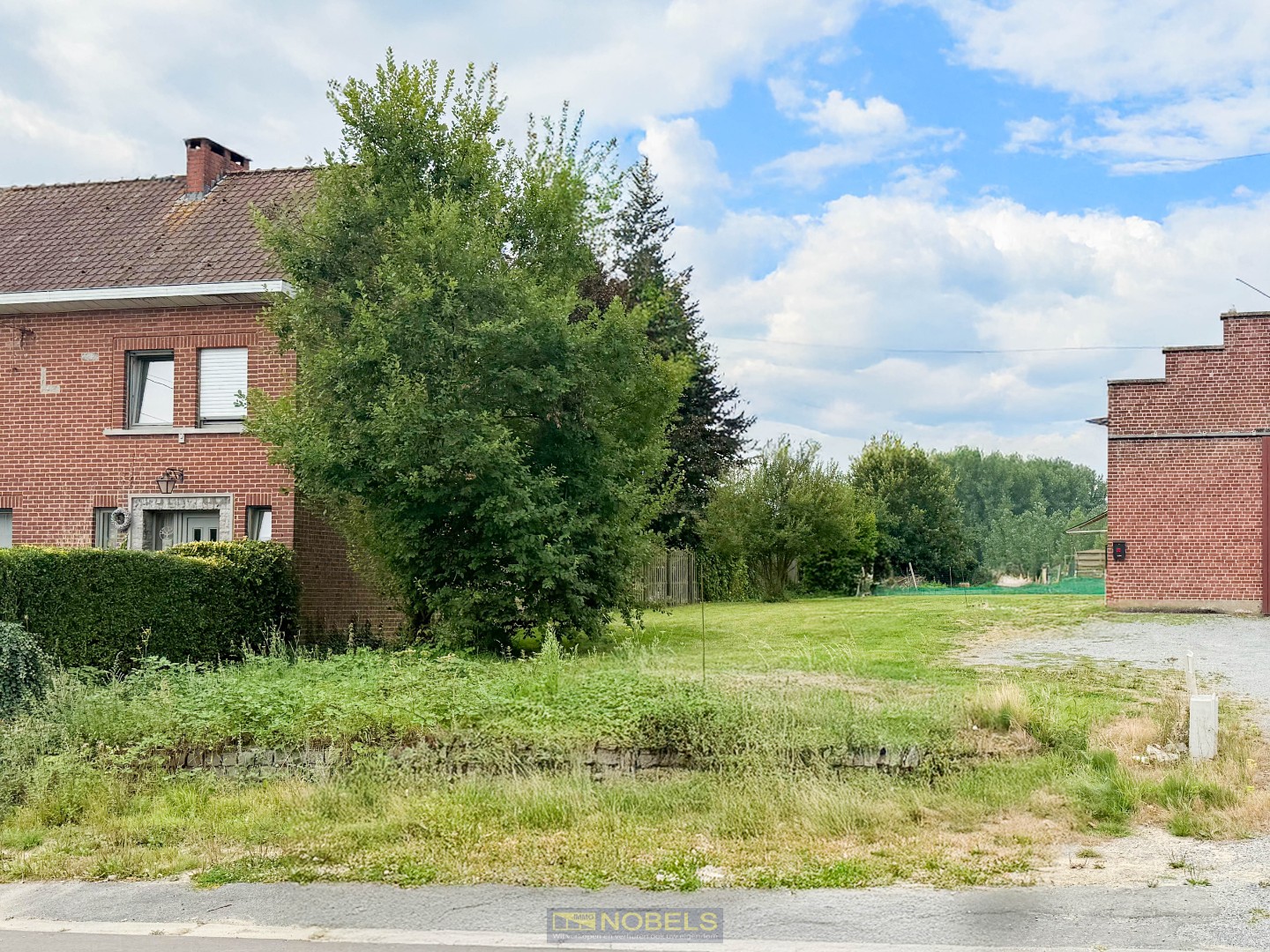 Te koop, zuidwest gericht perceel voor halfopen bebouwing op 722m² te Ellezelles - foto 1