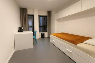 Deze aangename studentenstudio is gelegen op de tweede verdieping en heeft een bruto-oppervlakte van ca. 23 m². De studio bestaat uit een private leef- en slaapruimte met eigen douchekamer en toilet, wat zorgt voor optimaal comfort en privacy voor de student.<br /><br />De bewoners beschikken daarnaast over gemeenschappelijke faciliteiten, waaronder een volledig uitgeruste keuken, een wasruimte en een fietsenstalling.<br /><br />Dankzij de gunstige ligging in Brussel, op korte afstand van hogeronderwijsinstellingen, openbaar vervoer en de Europese wijk, blijft deze studio bijzonder aantrekkelijk voor studentenverhuur.<br /><br />Momenteel verhuurd aan € 510 per maand, wat dit pand uitermate geschikt maakt als zorgeloos beleggingsvastgoed met stabiel rendement.