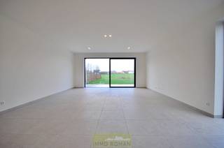 Deze <strong>nieuwbouwwoning</strong> is gelegen in de nabijheid van het centrum van Avelgem, met tal van lokale handelszaken, scholen en openbaar vervoer. Op wandelafstand van de Schelde, kortom een ideale combinatie tussen rust en comfort!<br /><br />Met een<strong> bewoonbare oppervlakte van 180m²</strong>, werd aandacht besteed aan een aangenaam ruimtegevoel gecombineerd met een volledige afwerking met kwalitatieve materialen. <strong>Indeling </strong>gaat als volgt: inkomhal, gastentoilet, berging/wasplaats, woon- en eetkamer met een goed uitgeruste keuken. De bovenverdieping bestaat uit een overloop, een badkamer,<strong> 3 slaapkamers </strong>en berging. Verder geniet deze woning van een volledig omheinde tuin met <strong>aangelegd terras</strong>.<br /><br /><strong>Kenmerken</strong>: Ventilatiesysteem C, regenwater, warmtepomp, zonnepanelen, vloerverwarming, inspraak in materiaalkeuze: sanitaire toestellen, keukenmeubilair, keuken toestellen, vloeren...<br /><br />Prijzen excl. BTW , registratie en andere kosten.<br />Interesse? Contacteer Els 0478 61 64 34 of els@immoroman.be
