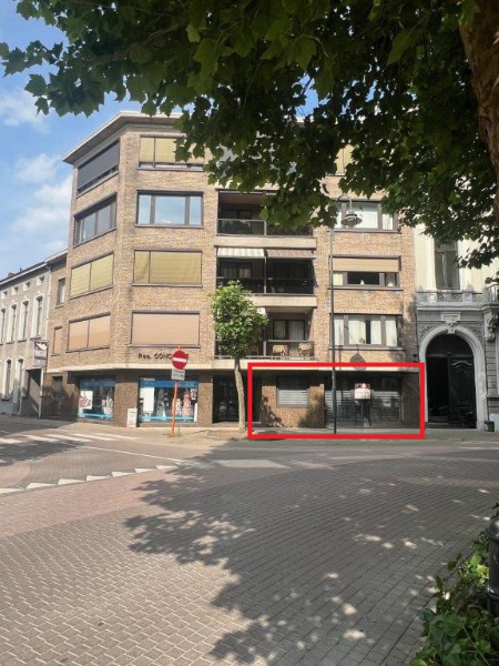 UNIEKE SPECIAAL GELIJKVLOERS APPARTEMENT MET 3 SLAAPKAMERS GELEGEN OP HET MOOISTE PLEINTJE VAN DE STAD - foto 1