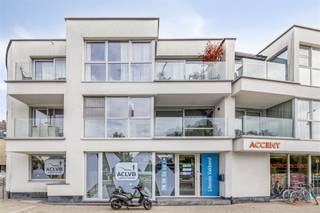 Bent u op zoek naar een stijlvol en instapklaar appartement in het bruisende centrum van Evergem? Dit recent gebouwd en energiezuinig...