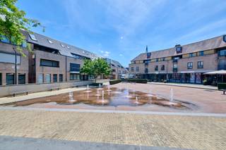 Ruim 1 slaapkamer appartement in hartje Lommel
Wie denkt dat een 1-slaapkamerappartement beperkt in ruimte moet zijn, wordt hier aangenaam verrast! Dit verzorgde appartement biedt maar liefst 102 m² woonruimte en combineert ruimte, comfort en een uitstekende ligging midden in het centrum van Lommel.
De royale leefruimte, het verzorgde interieur en de praktische indeling zorgen voor een aangename woonomgeving. Bovendien beschikt het appartement over een eigen garage én een extra berging in de kelder – een absolute meerwaarde in het centrum.
Hier woont u op wandelafstand van winkels, horeca en alle dagelijkse voorzieningen, terwijl u thuis geniet van rust en ruimte.
Waarom dit appartement een bezoek waard is:
• Maar liefst 102 m² bewoonbare oppervlakte
• Ruime en aangename leefruimte
• 1 volwaardige slaapkamer
• Eigen ondergrondse garage
• Extra private berging
• Energiezuinig – EPC-label B
• Centrale ligging in hartje Lommel
• Zeer verzorgd en instapklaar
• Ook interessant als investering
Een appartement dat u vooral vanbinnen moet gezien hebben om de ruimte écht te ervaren.