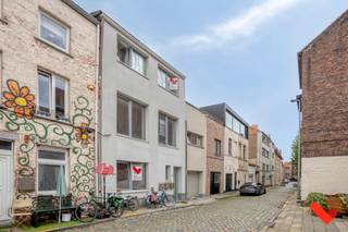 Dans la Gasthuismolenstraat, au centre de Tirlemont, nous trouvons cet immeuble de rapport composé de trois appartements de 2 chambres déjà...