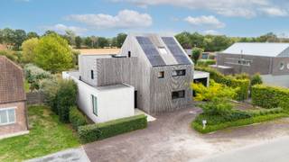 Deze stijlvolle villa, verbouwd en uitgebreid sinds 2020 tot heden, combineert luxe en functionaliteit in een serene omgeving. Ondanks de rustige ligging zijn alle nodige voorzieningen zoals winkels, openbaar vervoer, scholen en eetgelegenheden vlot bereikbaar.<br /><br />Indeling:<br />Bij het binnenkomen in de ruime inkomhal met wachtruimte heeft u onmiddellijk toegang tot de praktijkruimte, de technische ruimte en een gastentoilet. Vanuit de hal bereikt u het privégedeelte van de woning, met een eetkamer, bureau of speelhoek, een gezellige zitruimte met stijlvolle hangende open haard en een ruime, moderne leefkeuken. Aansluitend aan de keuken bevindt zich een praktische berging en wasplaats, die rechtstreeks verbonden zijn met de privé-ingang via de carport.<br /><br />De grote ramen op de benedenverdieping zorgen voor een overvloed aan natuurlijk licht en bieden een prachtig zicht op de idyllische tuin.<br /><br />Via de speelhoek/bureau leidt een trap naar de eerste verdieping, waar een badkamer met inloopdouche, wastafel en toilet is ondergebracht, evenals drie ruime slaapkamers. De master bedroom beschikt bovendien over een eigen dressing en een in te richten badkamer, voorzien van ruimte voor een dubbele wastafel, inloopdouche en toilet.<br /><br />In de nachthal brengt een vaste trap u naar de tweede verdieping, waar een vierde ruime slaapkamer van maar liefst 35 m² is gelegen. Deze ruimte is groot genoeg om desgewenst eenvoudig op te splitsen in twee aparte slaapkamers.<br /><br />Daarnaast bestaat de mogelijkheid om de praktijkruimte in te richten als zesde slaapkamer.<br /><br />Buitenruimte:<br />De tuin biedt een oase van rust en ruimte met een groot overdekt terras dat uitzicht geeft op de infinity-zwemvijver. Verder in de tuin vinden we een tweede vijver met een apart terras, en een derde terras waar u kunt loungen in volledige privacy.<br /><br />Energiezuinig:<br />De woning heeft een gunstig EPC-label A dankzij onder andere 24 zonnepanelen (8.520 Wp), een nieuwe condenserende gasketel (2021), volledige isolatie, HR-glas en andere energiebesparende voorzieningen.<br /><br /><br />Voor meer informatie over deze unieke parel of wenst u een bezichtiging in te plannen, neem contact met ons op via info@vastengoed.be of bel naar 014/72 73 74.<br /><br />(Wenst u een gratis schatting van uw eigendom? Neem contact met ons op via 014/72 73 74.)