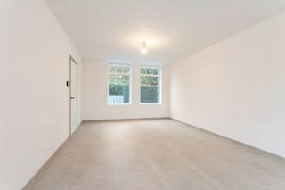 Deze nieuwe, energiezuinige woningen bouwen we nabij de Kortrijkstraat in Menen: een nieuwe, aangename woonbuurt op 1,9 km van de Grote Markt met een ruim aanbod aan winkels en horecazaken. Via de N32 geniet je van een vlotte verbinding met de A19, E403, ... Menen ligt aan de Leie met tal van mooie wandel- en fietsroutes.
Deze tijdloze nieuwbouwwoningen beschikken over: een inkomhal met toilet, een ruime woon- en eetkamer met veel lichtinval, een -naar eigen keuze ingerichte- open keuken, een aansluitende berging en een zuid gerichte tuin waar een dubbele garage met fietsen- en tuinberging opgericht wordt. Op de eerste verdiepding vind je 2 slaapkamers, een badkamer, een afzonderlijk toilet en een berging. De tweede verdieping herbergt nog eens 2 slaapkamers. Kortom: deze woningen bieden een zee aan ruimte!
Je kiest zelf de afwerkingsmaterialen voor keuken, badkamer, vloeren en binnendeuren. Zo kan je precies wonen zoals jij het zelf wilt. Het gebruik van een warmtepomp, in combinatie met vloerverwarming en zonnepanelen zorgt er bovendien door dat jouw toekomstige energiefactuur onder controle blijft (E10).
Een kijkje nemen? Deze 6 nieuwe woningen bouwen we nabij Groenestraat 61. Wil je graag meer info? Contact ons en ontdek alle details!
Deze woning wordt verkocht onder BTW-stelsel.