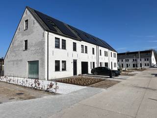 In deze doodlopende verkaveling 'Biezenhof' te Beervelde realiseerden we 13 uiterst energiezuinige woningen in een landelijke stijl.<br />Deze woning op lot 1 staat op een mooi perceel van 360m².<br /><br />GLVLS: inkom, ruimte voor vestiaire, wc, ruime living met ingerichte keuken met eiland en grote garage. De mooie raampartij in achtergevel zorgt voor veel lichtinval.<br />1ste VERD.: drie ruime slpks, wc, badk. met ligbad, douche en badmeubel met dubbele lavabo en bureauruimte op de overloop.<br />ZOLDER: vaste trap voorzien naar een aparte berging en 4de ruime slaapkamer met 2 dakvlakramen.<br />Voor de afwerking kan je rekenen op de begeleiding én expertise van ons team en onze partners.<br />BEN-woning (E-peil 5!) dankzij het doorgedreven isolatiepakket, warmtepomp met vloerverwarming ( + vloerkoeling ) , ventilatiesysteem D en 18 (!) (= 7290 wp) zonnepanelen. Samen met de regenwaterput van 10.000L voldoet deze woning dus aan alle normen voor de toekomst en bespaar je op je woonkost. Snel beschikbaar!<br /><br />De prijs is excl. btw en kosten.<br />Meer info: 09 280 60 60 of info@durabrik.be<br />Download de brochure op onze website https://durabrik.immo/beervelde-biezenhof<br />Ontdek onze kijkwoningen op https://www.durabrik.be/nl/kijkwoningen<br />* Afbeeldingen en oppervlaktes zijn indicatief.