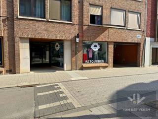 <u><strong>Verhuurd handelspand in het hart van Hasselt, in een bloeiende buurt! </strong></u><br /><br /><u><strong>Troeven:</strong></u><br />- Commerciële topligging op wandelafstand van de Grote Markt, het Kolonel Dusartplein en winkelcentrum Quartier Bleu<br />- Open en lichtrijke ruimte van ongeveer 81 m² met grote raampartij<br />- Lage syndicuskosten (+/- € 35,00 per maand voor één handelspand!) <br />- Interessant huurrendement (verhuurd voor € 895,00 + € 40,00 vaste kosten - indexatie 2025 komt uit op € 958,12 excl. vaste kosten!) <br />- Correcte huurders die zorg dragen voor het pand en voor een nette inrichting hebben gezorgd <br />- Ruime kelderberging inbegrepen in de vraagprijs<br />- Mogelijkheid om een ondergrondse autostaanplaats aan te kopen (€ 45.000,00) <br />- Vlot bereikbaar met het openbaar vervoer én parkeergelegenheid in de nabije omgeving<br />- Zeer mooie investeringsopportuniteit<br /><br /><br />Ben je op zoek naar een unieke investeringsopportuniteit in het bruisende centrum van Hasselt? Dan is dit handelsgelijkvloers in de Lombaardstraat precies wat je zoekt!<br /><br />Gelegen op een strategische locatie in één van de gezelligste en meest bezochte winkelbuurten van Hasselt, biedt dit pand een uitstekende zichtbaarheid, een constante passage en een sterke commerciële uitstraling. De huidige huurders baten er een retouchezaak uit, die intussen op een stevig klantenbestand kan rekenen. Zij huren aan een correcte prijs en willen graag blijven verder huren na de verkoop. Hun handelshuurcontract loopt nog tot 31 december 2031.<br /><br />De Lombaardstraat is een charmante straat in het historische centrum van Hasselt, de hoofdstad van Belgisch-Limburg. Hasselt staat bekend als een modieuze en gastvrije stad, met een sterke focus op retail, gastronomie en beleving. Dankzij de combinatie van gezellige winkels, hippe bars, kwaliteitsrestaurants en culturele hotspots trekt Hasselt dagelijks een groot publiek van zowel inwoners als toeristen.<br />De stad investeert volop in leefbaarheid en mobiliteit, wat het aantrekkelijk maakt om hier te wonen én te ondernemen. De Lombaardstraat vormt daarin een verbindingsas tussen authentiek Hasselt en nieuwe stadsontwikkelingen zoals Quartier Bleu, aan het kanaal. Ook de hippe Dokter Willemsstraat geeft rechtstreeks uit op de Lombaardstraat! <br /><br />Termijn renovatieplicht loopt sinds 15 december 2023 (er zou minstens een EPC label D moeten worden behaald, uiterlijk op 14 december 2028).<br /><br />Laat deze kans niet liggen! Wens je een bezichtiging of meer informatie? Laat je gegevens dan achter en Koen neemt spoedig contact met je op.<br /><br />Tot gauw!