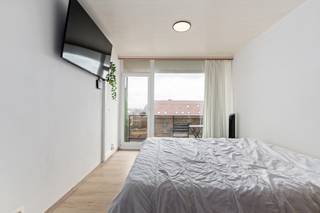 <p>Gezellige studio aan de zeedijk van Raversijde, vlak bij zee en strand.</p>

<p> </p>

<p>Deze studio in Oostende geniet van een unieke ligging aan het strand van Raversijde en combineert rust met een directe verbinding naar zee, duinen en de kust. Dankzij de rustige omgeving is dit appartement ideaal als tweede verblijf of compacte woonst aan zee. De leefruimte geniet van een aangename lichtinval en sluit aan op het terras waar je volop kan genieten van de frisse zeelucht. Gelegen aan de rand van het water, openbaar vervoer en wandelmogelijkheden in de buurt. Een interessante opportuniteit voor wie een studio aan de kust zoekt.</p>

<p> </p>

<p>Belangrijkste ruimtes:<br />• Living met aangename lichtinval<br />• Keuken aansluitend op de leefruimte<br />• Badkamer met douche en enkele wastafel in meubel<br />• Inkomhal met ingemaakte kasten<br />• Terras</p>

<p> </p>

<p>Troeven:<br />• Aan het strand van Raversijde<br />• Rustige ligging aan zee<br />• EPC-label C</p>

<p> </p>

<p>Neem vandaag nog contact op met je ERA-makelaar voor een bezoek.</p>

<p> </p>

<p>JOUW DROOMAPPARTEMENT. ZO GEVONDEN!</p>