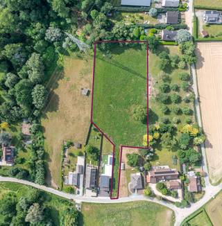 <p>Deze uitzonderlijke bouwgrond van 66a in Schepdaal biedt een unieke kans om een villa te bouwen op een locatie waar rust, privacy en natuur centraal staan. Gelegen in een rustige straat en achterin het perceel, geniet deze bouwgrond van een bijzonder serene omgeving met open zichten over het omliggende landschap.</p><p>De bouwgrond is bereikbaar via een lange private inrit, wat zorgt voor een discrete toegang en een gevoel van afzondering. Deze opstelling maakt het perceel bijzonder geschikt voor wie op zoek is naar een exclusieve woonbeleving in een groene en rustige omgeving, zonder volledig afgezonderd te zijn.</p><p>Met een oppervlakte van 66a biedt dit perceel ruime mogelijkheden voor het realiseren van een alleenstaande villa. De bouwvoorschriften laten de oprichting toe van een residentiële eengezinswoning op één niveau, wat ideaal is voor wie comfortabel en toekomstgericht wil wonen. De maximale bebouwde oppervlakte bedraagt 300m², binnen een bouwzone van maximaal 20m op 20m.</p><p>Dankzij de gunstige oriëntatie geniet het perceel van een optimale lichtinval gedurende de dag en kan de woning perfect worden ingeplant om maximaal te profiteren van het uitzicht en de zon. De omliggende natuur en vergezichten zorgen voor een bijzonder aangenaam woonkader waar rust en ruimte centraal staan.</p><p>Ondanks de rustige ligging bevindt deze bouwgrond zich op een vlot bereikbare locatie in Schepdaal, met een goede verbinding naar belangrijke invalswegen en omliggende gemeenten. Hierdoor combineert het perceel een landelijke sfeer met een praktische bereikbaarheid.</p><p>Dit perceel vormt een zeldzame opportuniteit voor wie droomt van het bouwen van een villa op maat op een unieke locatie. Ontdek de mogelijkheden en laat je inspireren door de troeven van deze bouwgrond.</p>