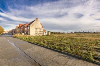 Ben jij op zoek naar een perceel grond om je droomhuis te bouwen? Dan is dit perceel grond gelegen op wandelafstand van centrum Tielt, met name in de Dertig Zilverlingenstraat 64 perfect voor je! <br />Dit vlakbij openbaar vervoer, scholen, winkels, doch een UITERST RUSTIGE & KINDVRIENDELIJKE ligging!!!! <br /><br />PLUSPUNTEN:<br />* GEEN BOUWVERPLICHTING<br />* HALF OPEN BEBOUWING<br />* RUIM PERCEEL 600 m²<br />* VOLLEDIG NAAR BELIEVEN TE ONTWERPEN <br /><br />Wat mag U precies bouwen op dit mooi stuk grond? <br />Graag licht ik hieronder even toe:<br />U kan hier een half open woning bouwen waarbij een afstand van minimum 5 meter tot de perceelsgrenzen moet behouden blijven. Er kan dus een woning voorzien worden met een gevelbreedte van 8 meter en een bouwdiepte van 11 meter. <br />U kan 2 bouwlagen met een maximale kroonlijsthoogstez van 7 m en een maximale nokhoogte van 12m. U mag het gevelmateriaal / dakmaterialen vrij kiezen. <br />Tevens mogelijkheid tot plaatsen garage/carpot en bijgebouw in de tuin!<br /><br />Heeft deze bouwgrond jouw interesse gewekt om jouw droomwoning te realiseren ?<br />Aarzel dan niet en neem vrijblijvend contact op, 051/66.03.92 of nele@vastgoeddemeyer.be