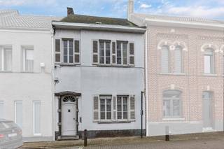 Voor meer info of een bezoek, bel 053 59 49 33 - In het hart van Meerbeke bevindt zich deze charmante rijwoning, ideaal gelegen op wandelafstand...