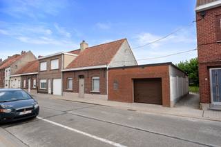Au numéro 50 de la Kalbergstraat à Oostrozebeke, une maison pleine de charme et aux possibilités surprenantes vous attend. Avec trois chambres,...