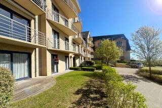 Dit charmante appartement met een bewoonbare oppervlakte van 80 m² bevindt zich in een verzorgd gebouw, omringd door groen en gelegen in alle rust in Vosseslag, op wandelafstand van het strand en nabij de Koninklijke Golf Club Oostende. Winkels, openbaar vervoer en het centrum van De Haan bevinden zich op korte afstand.<br />De woning beschikt over twee slaapkamers, een apart toilet en een ruime badkamer uitgerust met een douche, ligbad en lavabo. De ruime, open leefruimte met open keuken beschikt daarnaast over een praktische berging voor extra opbergruimte.<br />De indeling is praktisch en overzichtelijk, waardoor de ruimtes efficiënt benut kunnen worden. Bovendien zorgt de westelijk georiënteerde tuin ervoor dat je bijna de hele namiddag en avond kan genieten van de zon.<br />Als extra troef is er de mogelijkheid om een garage aan te kopen voor €39.000 en een staanplaats voor €20.000.<br />Interesse? Contacteer dan Manon via manon@immovinck.be of 050 41 10 13.