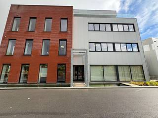 Deze moderne en instapklare kantoorruimte van 491 m² is gelegen op een uitstekende locatie vlakbij de R4 in Evergem. De nieuwbouw op de...