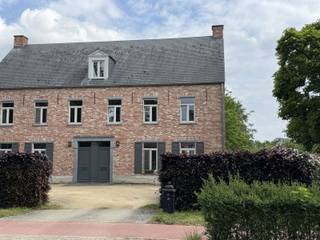 Maison contemporaine mitoyenne avec 3 chambres à coucherLa propriété bénéficie d'une situation centrale et d'un bon accès aux écoles, aux...